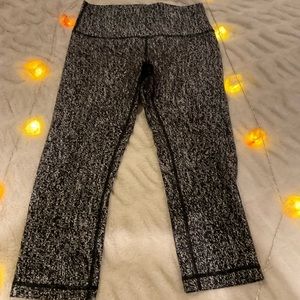LULULEMON leggings great fabric like new size 8 black and white crop leg